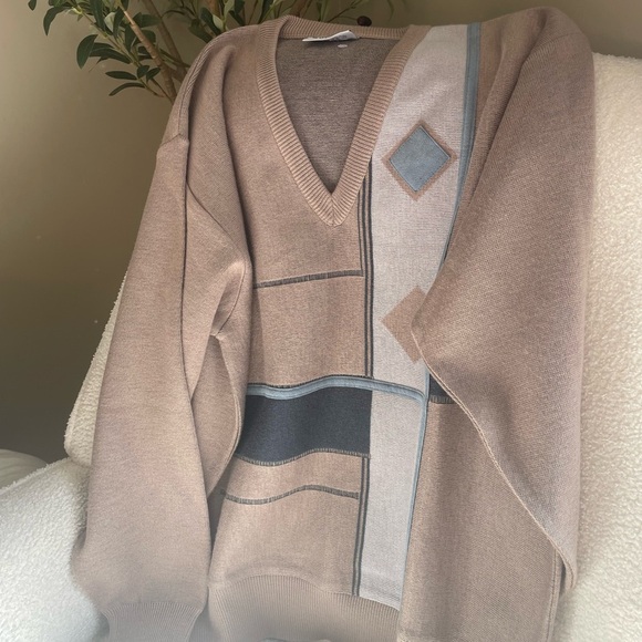 Gabicci V-Neck Sweater in Neutral Tones - Picture 5 of 5